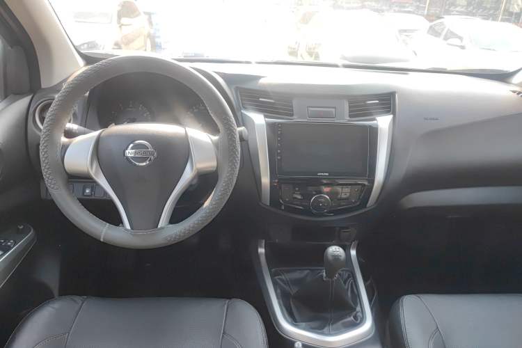 Used Nissan Navara 2017 2.5L Manual Two-Wheel Drive Flagship Version QR25 Interior 3