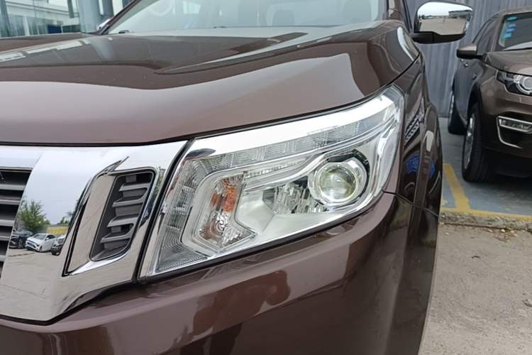 Used Nissan Navara 2017 2.5L Automatic 4x4 Luxury Edition QR25 Left Front Headlight