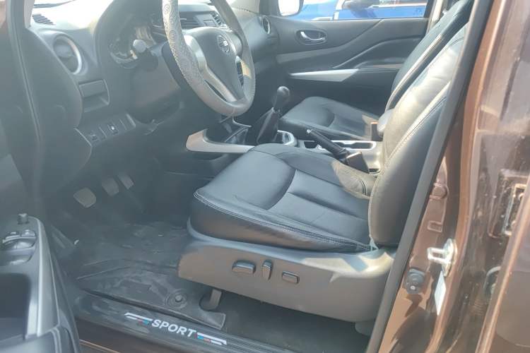 Used Nissan Navara 2017 2.5L Manual Two-Wheel Drive Flagship Version QR25 Left Front Seat