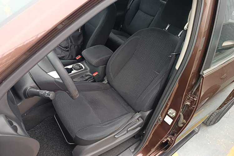 Used Nissan Navara 2017 2.5L Automatic 4x4 Luxury Edition QR25 Left Front Seat