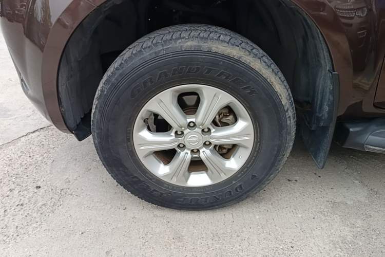 Used Nissan Navara 2017 2.5L Automatic 4x4 Luxury Edition QR25 Left Front Wheel Hub