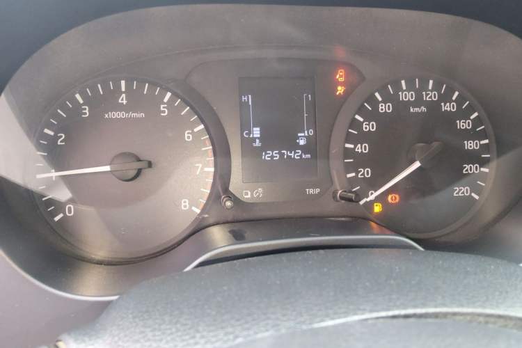 Used Nissan Navara 2017 2.5L Manual Two-Wheel Drive Flagship Version QR25 Odometer Close Up