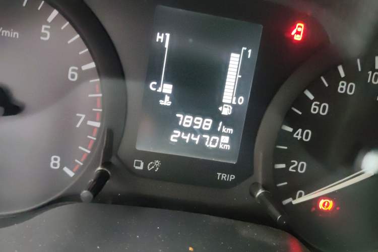 Used Nissan Navara 2017 2.5L Manual Two-Wheel Drive Standard Edition QR25 Odometer Close Up