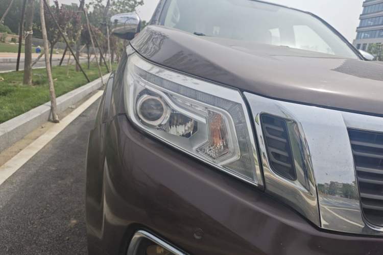 Used Nissan Navara 2017 2.5L Automatic 4x4 Luxury Edition QR25 Right Front Headlight