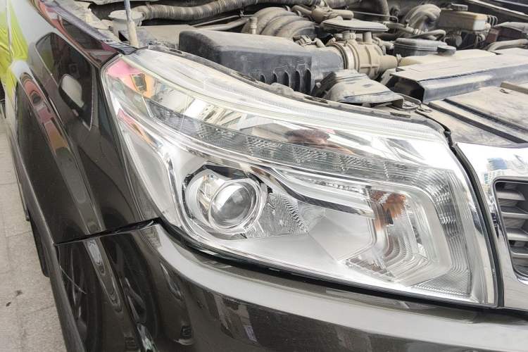 Used Nissan Navara 2017 2.5L Manual Two-Wheel Drive Flagship Version QR25 Right Front Headlight
