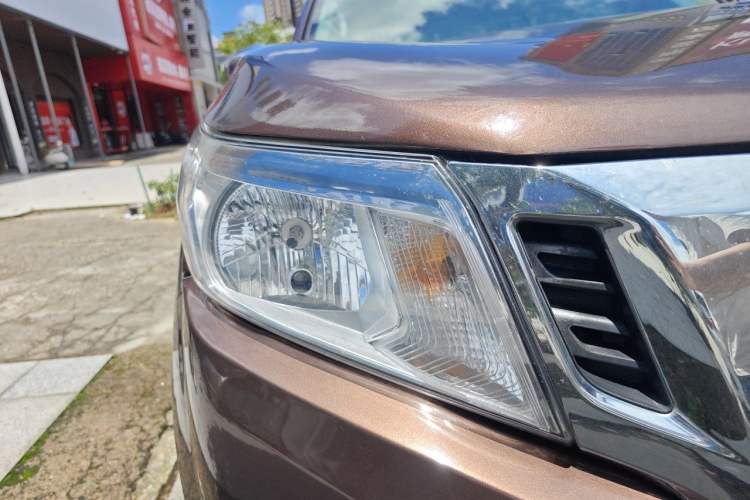 Used Nissan Navara 2017 2.5L Automatic 2WD Luxury Edition QR25 Right Front Headlight