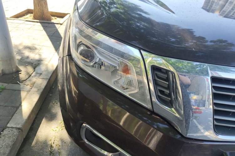 Used Nissan Navara 2017 2.5L Automatic 4x4 Luxury Edition QR25 Right Front Headlight