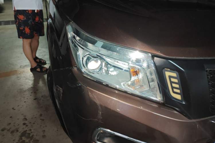Used Nissan Navara 2017 2.5L Automatic 4x4 Luxury Edition QR25 Right Front Headlight