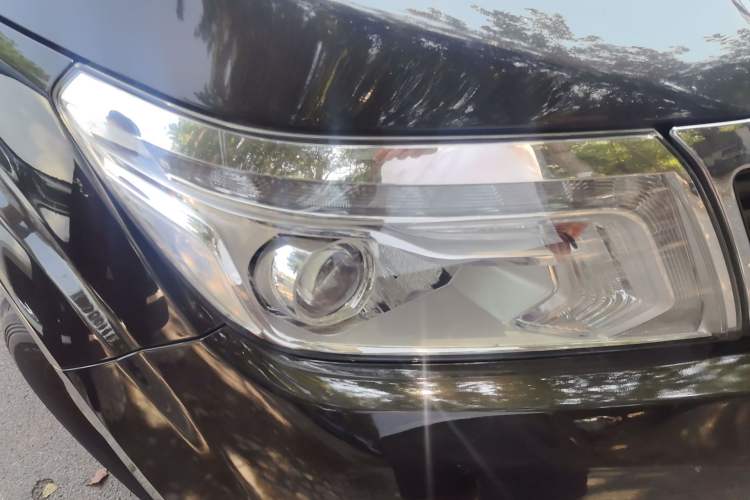 Used Nissan Navara 2017 2.5L Automatic 4x4 Luxury Edition QR25 Right Front Headlight