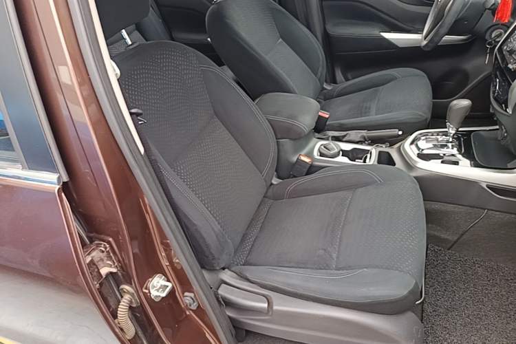 Used Nissan Navara 2017 2.5L Automatic 4x4 Luxury Edition QR25 Right Front Seat