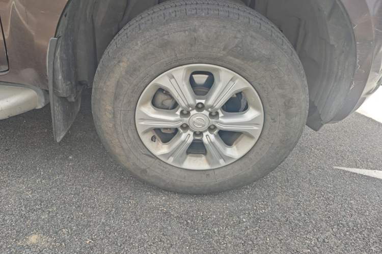 Used Nissan Navara 2017 2.5L Automatic 4x4 Luxury Edition QR25 Right Front Wheel Hub