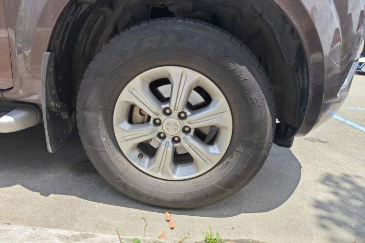 Used Nissan Navara 2017 2.5L Automatic 2WD Luxury Edition QR25 Right Front Wheel Hub