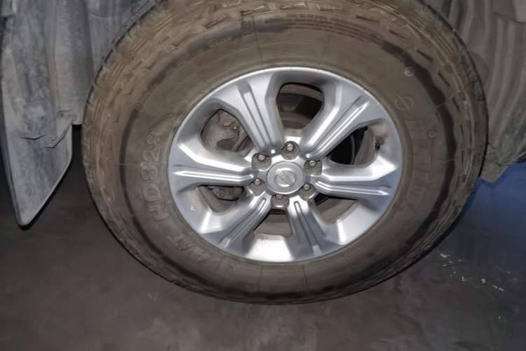 Used Nissan Navara 2017 2.5L Automatic 2WD Luxury Edition QR25 Right Front Wheel Hub