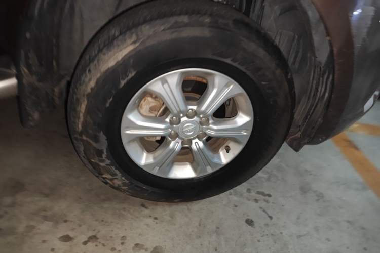 Used Nissan Navara 2017 2.5L Automatic 4x4 Luxury Edition QR25 Right Front Wheel Hub