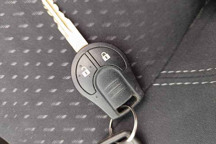 Used Nissan Navara 2017 2.5L Automatic 4x4 Luxury Edition QR25 Vehicle Key
