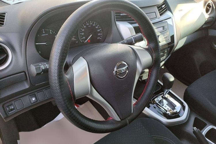 Used Nissan Navara 2017 2.5L Automatic 4x4 Luxury Edition QR25 Interior 2