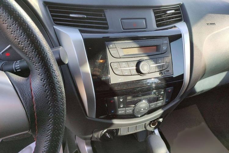 Used Nissan Navara 2017 2.5L Automatic 4x4 Luxury Edition QR25 Interior 3