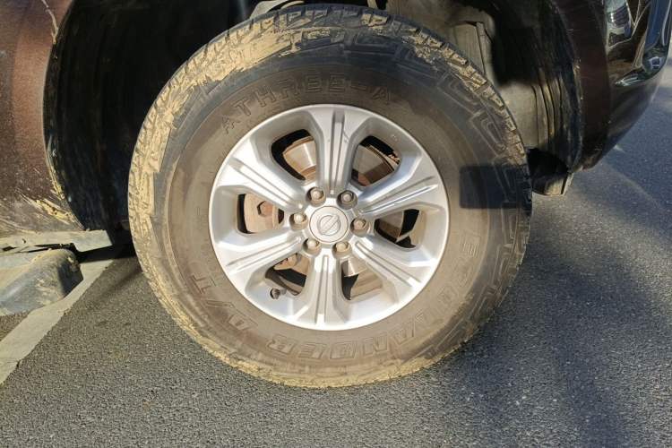 Used Nissan Navara 2017 2.5L Automatic 4x4 Luxury Edition QR25 Right Front Wheel Hub