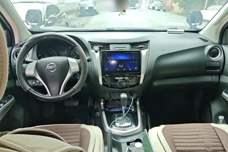 Used Nissan Navara 2017 2.5L Automatic 4x4 Luxury Edition QR25 Center Console