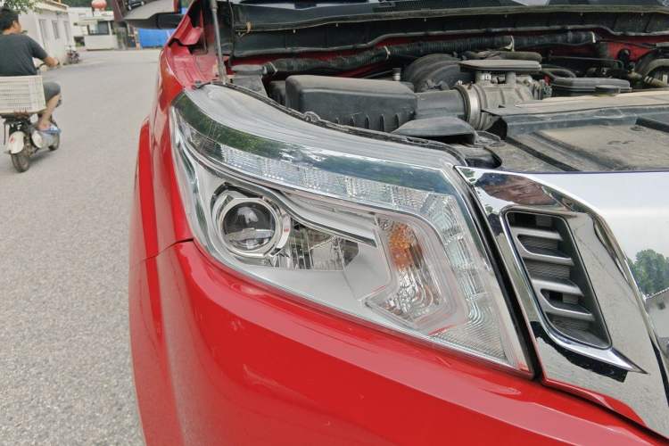 Used Nissan Navara 2017 2.5L Automatic 4x4 Luxury Edition QR25 Right Front Headlight