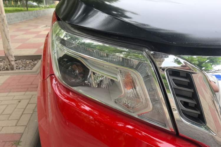 Used Nissan Navara 2017 2.5L Automatic 4x4 Luxury Edition QR25 Right Front Headlight