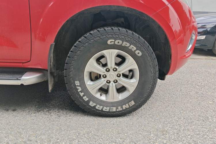 Used Nissan Navara 2017 2.5L Automatic 4x4 Luxury Edition QR25 Right Front Wheel Hub