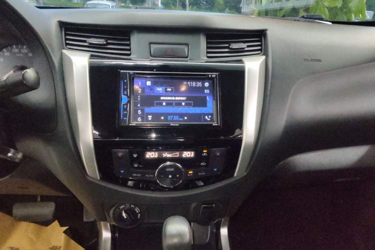 Used Nissan Navara 2017 2.5L Automatic 4x4 Luxury Edition QR25 Audio And AC Panel