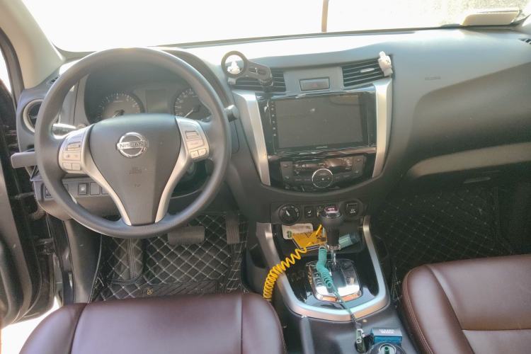 Used Nissan Navara 2017 2.5L Automatic 4x4 Luxury Edition QR25 Center Console