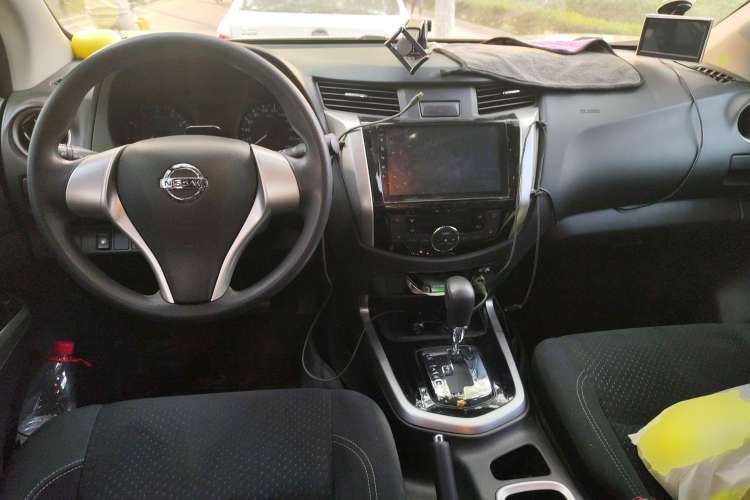Used Nissan Navara 2017 2.5L Automatic 2WD Luxury Edition QR25 Center Console