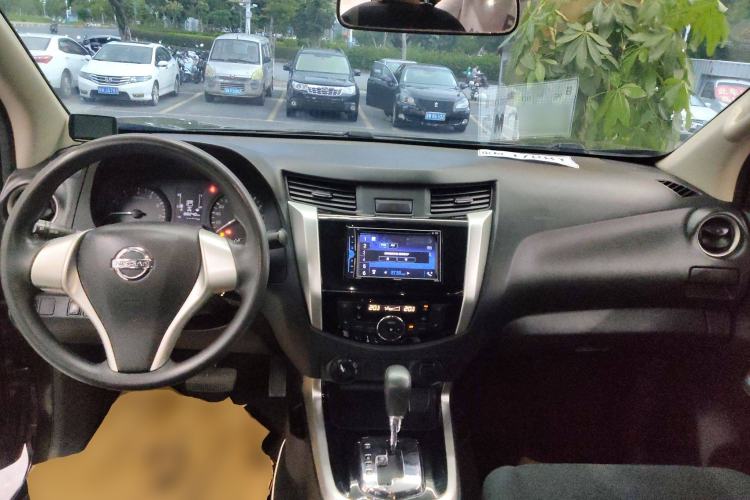 Used Nissan Navara 2017 2.5L Automatic 4x4 Luxury Edition QR25 Center Console