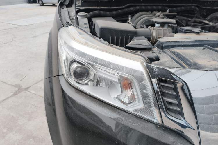 Used Nissan Navara 2017 2.5L Automatic 4x4 Luxury Edition QR25 Exterior 6