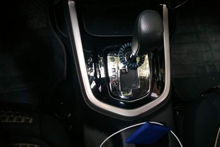 Used Nissan Navara 2017 2.5L Automatic 4x4 Luxury Edition QR25 Gear Lever