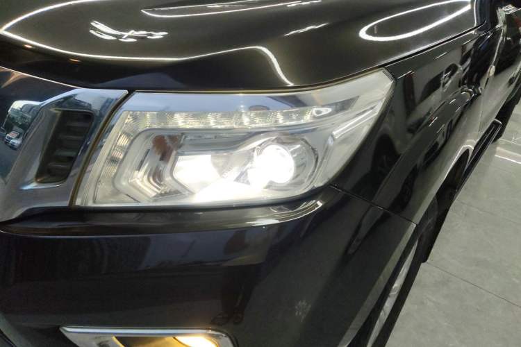 Used Nissan Navara 2017 2.5L Automatic 4x4 Luxury Edition QR25 Left Front Headlight
