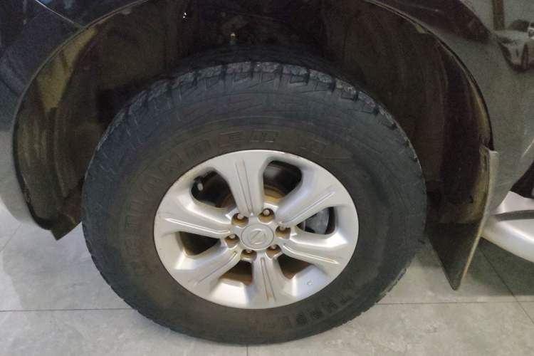 Used Nissan Navara 2017 2.5L Automatic 4x4 Luxury Edition QR25 Left Front Wheel Hub