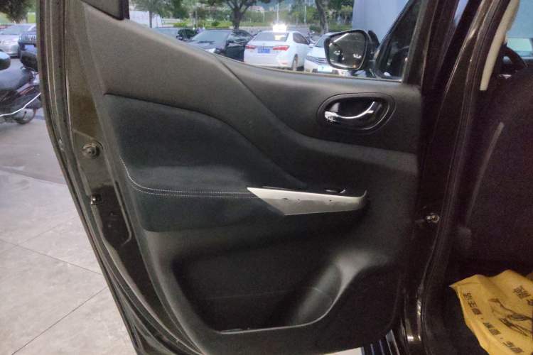 Used Nissan Navara 2017 2.5L Automatic 4x4 Luxury Edition QR25 Left Rear Door Interior