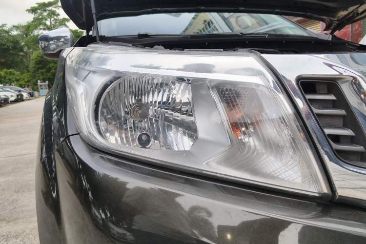Used Nissan Navara 2017 2.5L Automatic 2WD Luxury Edition QR25 Right Front Headlight