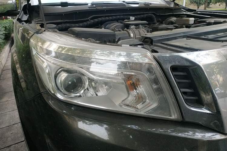 Used Nissan Navara 2017 2.5L Automatic 4x4 Luxury Edition QR25 Right Front Headlight