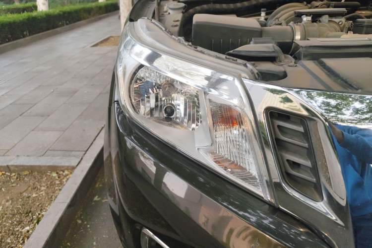 Used Nissan Navara 2017 2.5L Automatic 2WD Luxury Edition QR25 Right Front Headlight