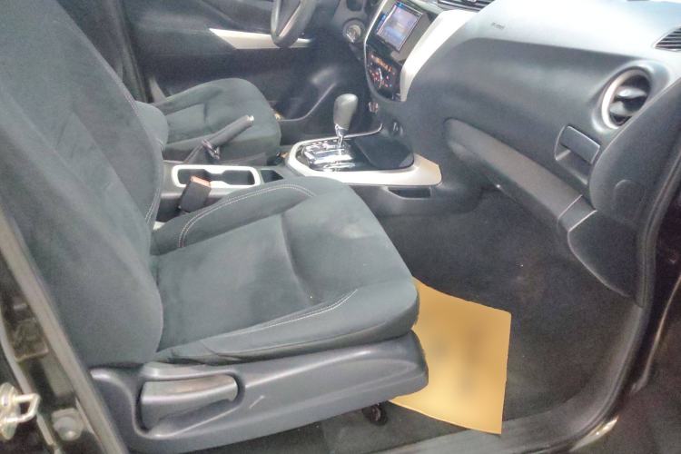 Used Nissan Navara 2017 2.5L Automatic 4x4 Luxury Edition QR25 Right Front Seat