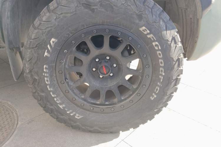 Used Nissan Navara 2017 2.5L Automatic 4x4 Luxury Edition QR25 Right Front Wheel Hub