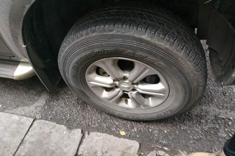 Used Nissan Navara 2017 2.5L Automatic 4x4 Luxury Edition QR25 Right Front Wheel Hub