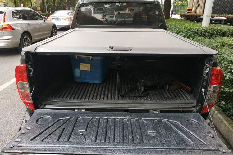 Used Nissan Navara 2017 2.5L Automatic 4x4 Luxury Edition QR25 Trunk