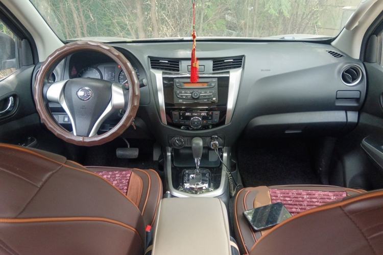 Used Nissan Navara 2017 2.5L Automatic 4x4 Luxury Edition QR25 Center Console