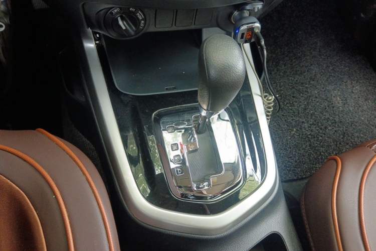 Used Nissan Navara 2017 2.5L Automatic 4x4 Luxury Edition QR25 Gear Lever