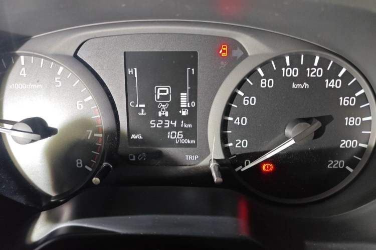 Used Nissan Navara 2017 2.5L Automatic 4x4 Luxury Edition QR25 Odometer Close Up