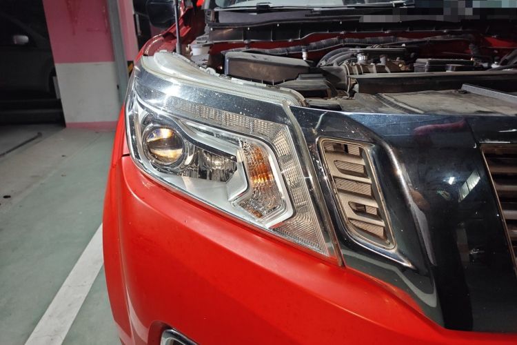 Used Nissan Navara 2017 2.5L Automatic 4x4 Luxury Edition QR25 Right Front Headlight