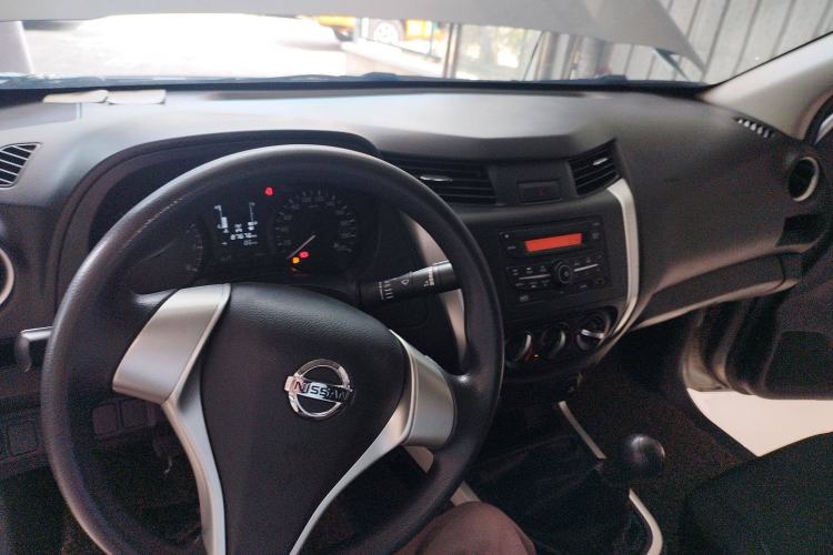 Used Nissan Navara 2017 2.5L Manual 4x4 Standard Edition QR25 Center Console