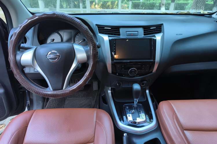 Used Nissan Navara 2017 2.5L Automatic 4x4 Luxury Edition QR25 Center Console