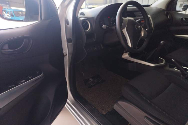 Used Nissan Navara 2017 2.5L Manual 4x4 Standard Edition QR25 Driver Seat