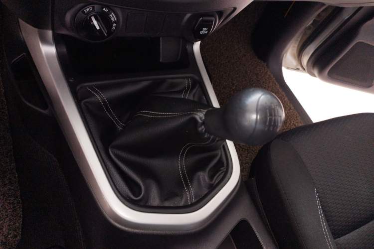 Used Nissan Navara 2017 2.5L Manual 4x4 Standard Edition QR25 Gear Lever